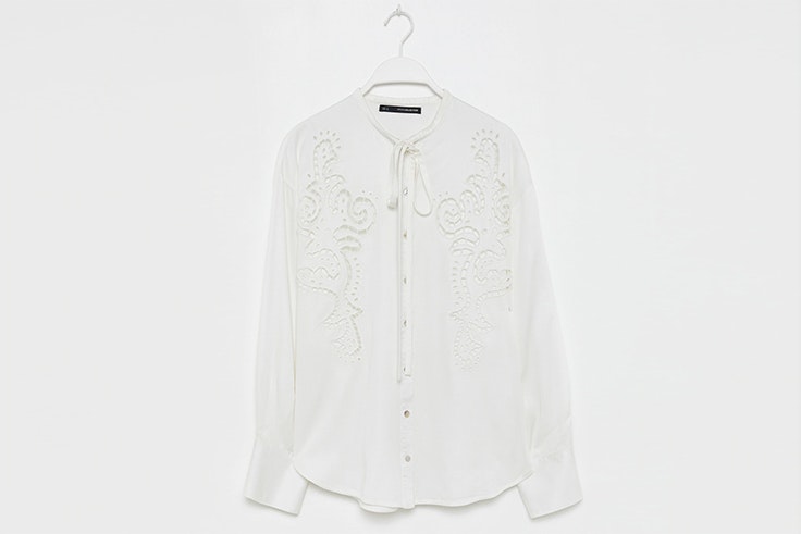 Blusa en color blanco con detalles bordados de Sfera