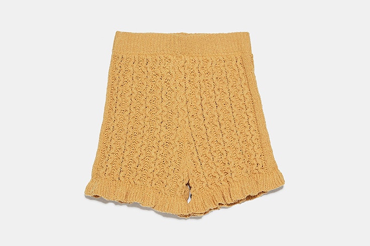pantalones de verano tendencia Pantalón de punto en color mostaza de Zara