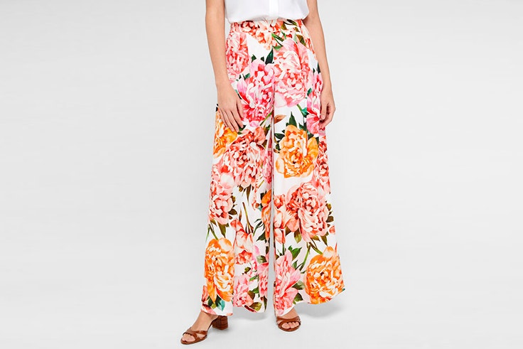 pantalones de verano tendencia Pantalón palazzo con estampado de flores de Cortefiel