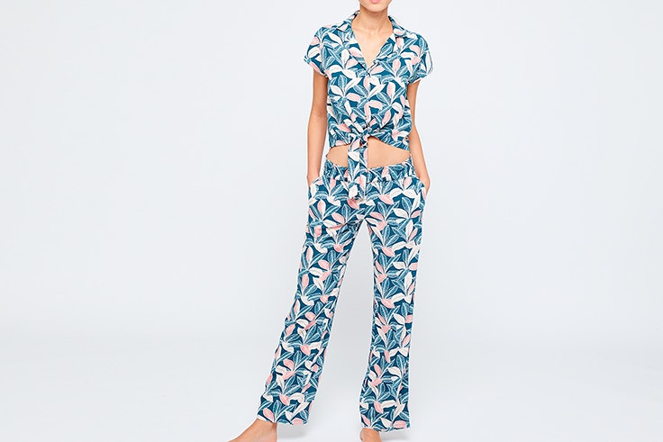 tendencia-pijamas-estampado-azul-hojas-etam
