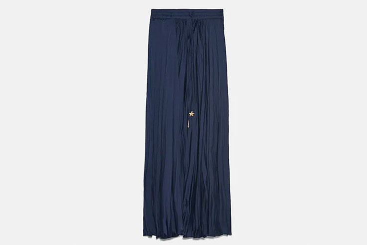 Falda midi en color azul marino de Zara