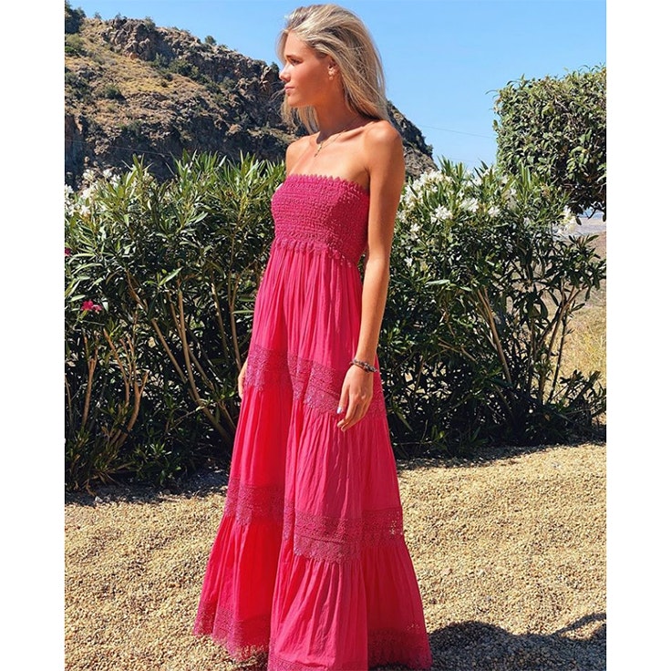 el estilo de ana soria vestido largo en color fucsia