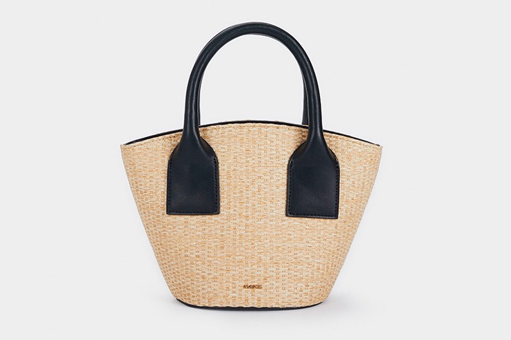 Bolso de rafia con asas en contraste de Parfois maría pombo