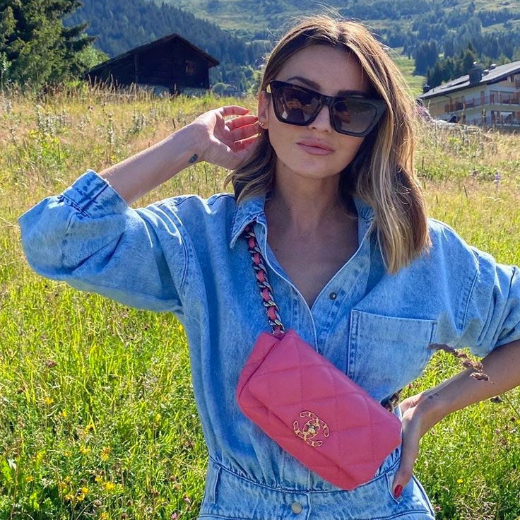 Alexandra Pereira con bolso rosa