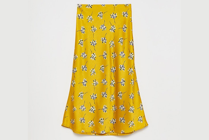 Falda midi satinada con estampado de flores en color amarillo de Sfera