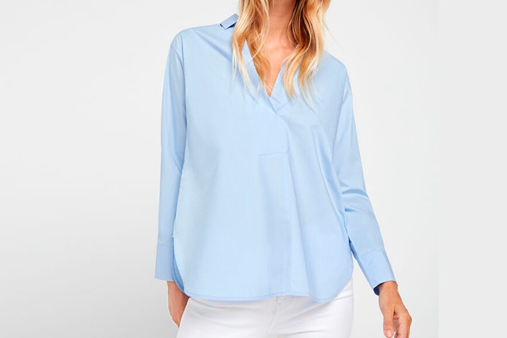 Camisa lisa en color azul de Cortefiel imprescindibles de septiembre