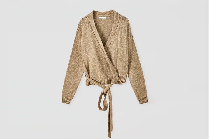 Chaqueta de punto cruzada en color beige de Pull & Bear