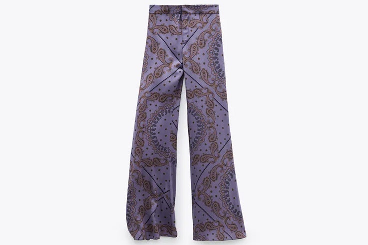 Pantalón estampado en color morado de Zara