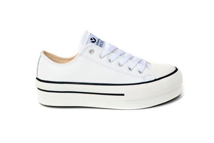 Zapatillas blancas con plataforma de Victoria. Disponibles en Zap In