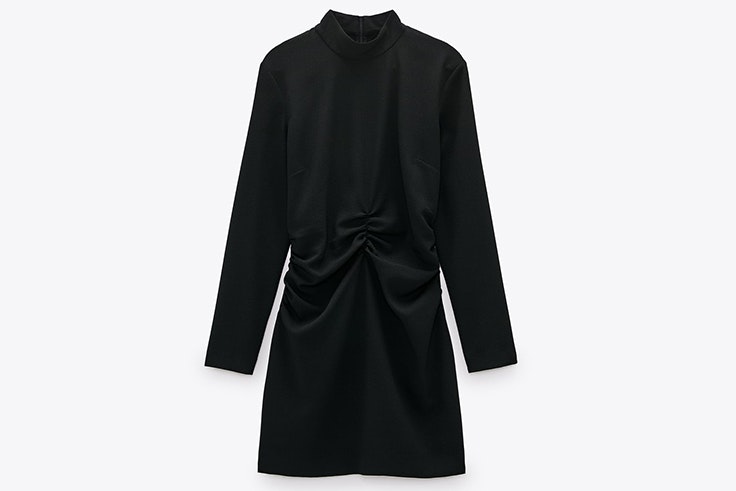Vestido corto y drapeado en color negro de Zara