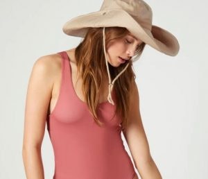 Sombrero de Etam colección de Blanca Suarez