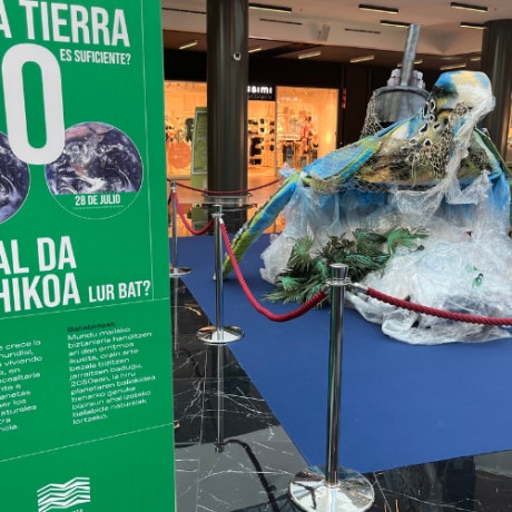 Una escultura elaborada con residuos invita a los clientes de Max Center a recapacitar sobre un futuro sostenible