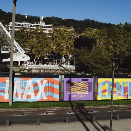 El tranvía de Bilbao se viste de Max Center