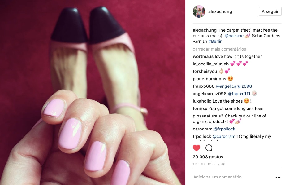 @AlexaChung | Sabrinas | Há quem as adore e quem as odeie, mas o que é facto é que são tão formais quanto uns saltos altos sem metade do incómodo.