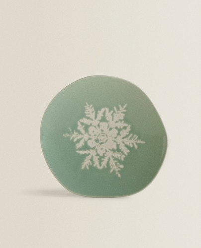 Salpico de cor | Se optar por uma mesa em tons neutros, corte a monotonia com o verde natalício, que sempre é mais inesperado que o vermelho e que traz um tom da Natureza à ocasião. | Prato, Zara Home, 5,99€
