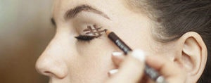 3. Utiliza un trozo de celofán o una tarjeta para dibujar el rabillo del cat eye a la perfección a la primera.