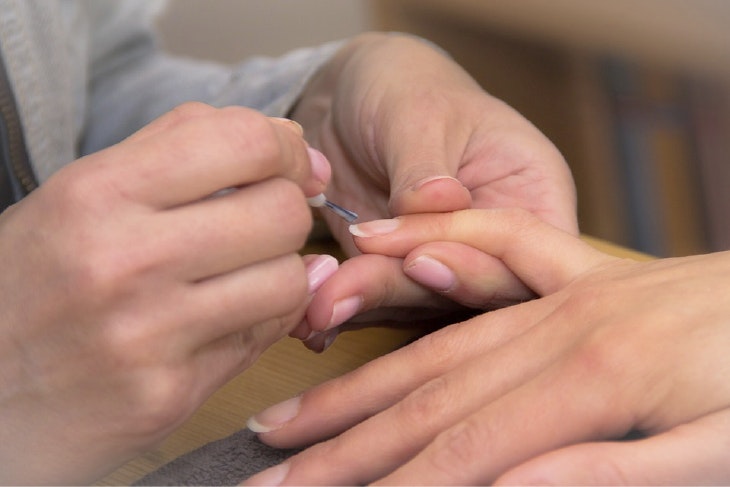 Cómo pintarse las uñas paso a paso