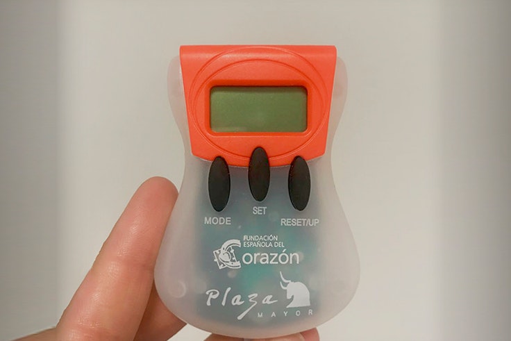 Podómetro naranja para cuidar tu corazón Taller Cuida tu Corazón