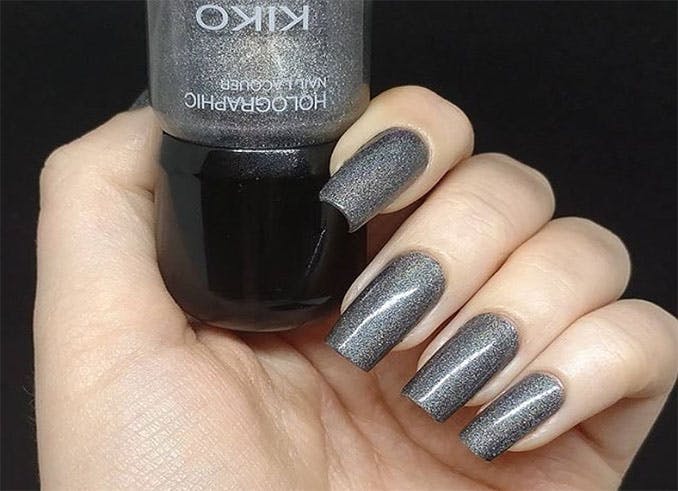 Tendencia de uñas metalizadas