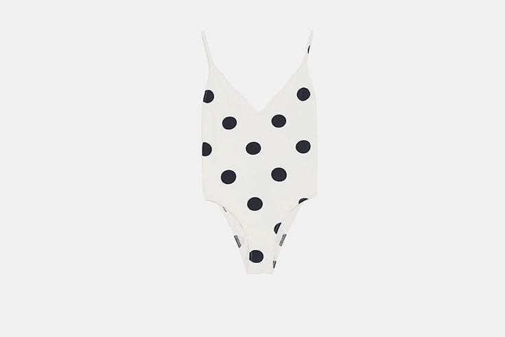 Estampadod e lunares en bañador