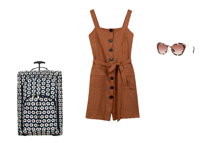 Look de viaje con vestido abotonado