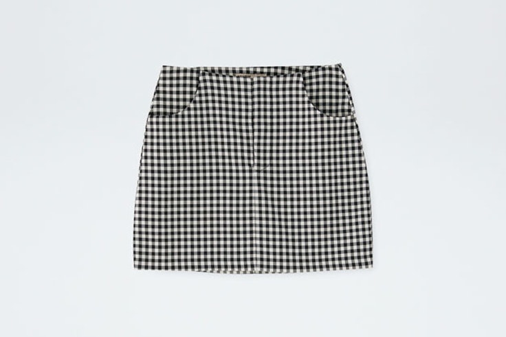 falda-corta-cuadros-negros-gris-elite-pull-and-bear-5