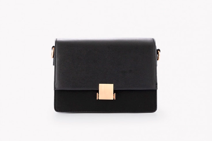 bolso-negro-detalle-dorado-bandolera-paco-martinez