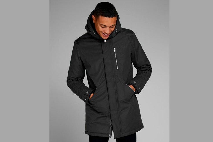 chaqueta-negra-capucha-acolchada-jackjones