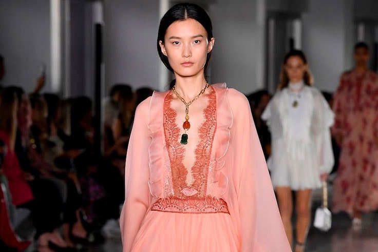 como llevar el color pantone living coral 