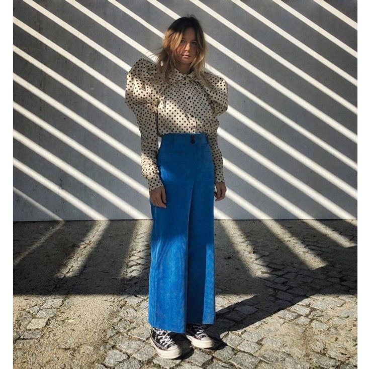 mafalda-patricio-estilo-conjunto-blusa-lunares-pantalon-azul