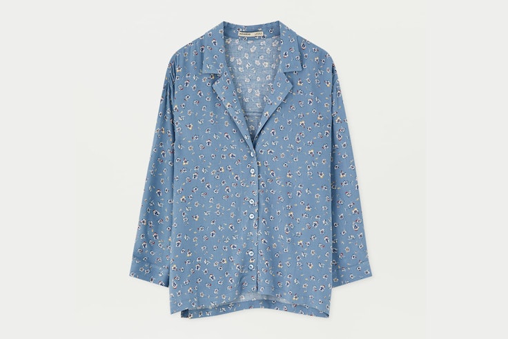 camisa-azul-estampado-flores-pull-and-bear