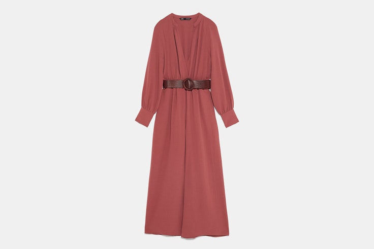mono-rosa-cinturon-marron-zara