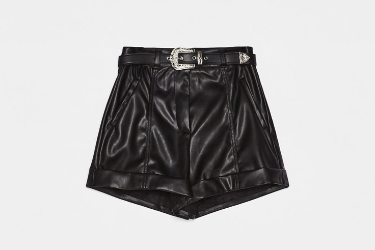 pantalon-corto-efecto-piel-cinturon-bershka