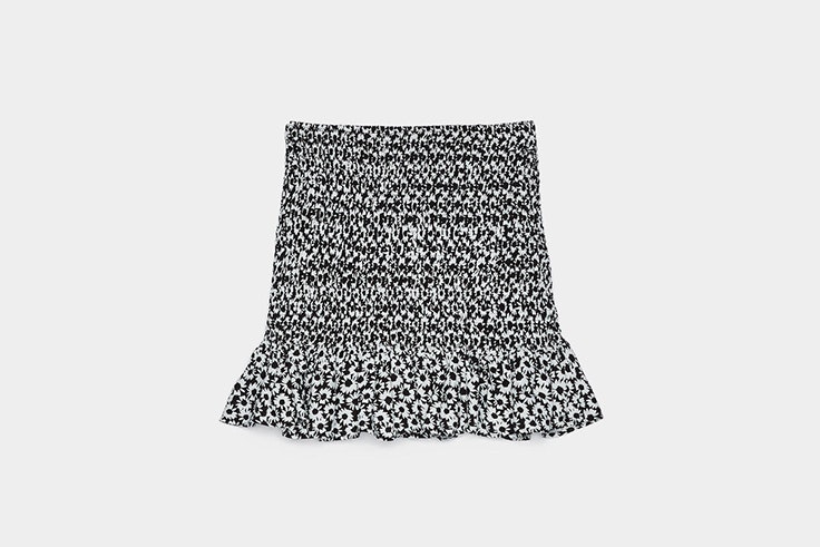 falda-negra-estampado-flores-bershka