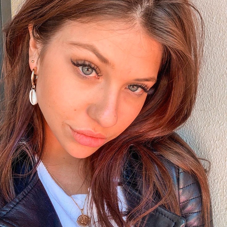 Anita Matamoros con pendientes de conchas