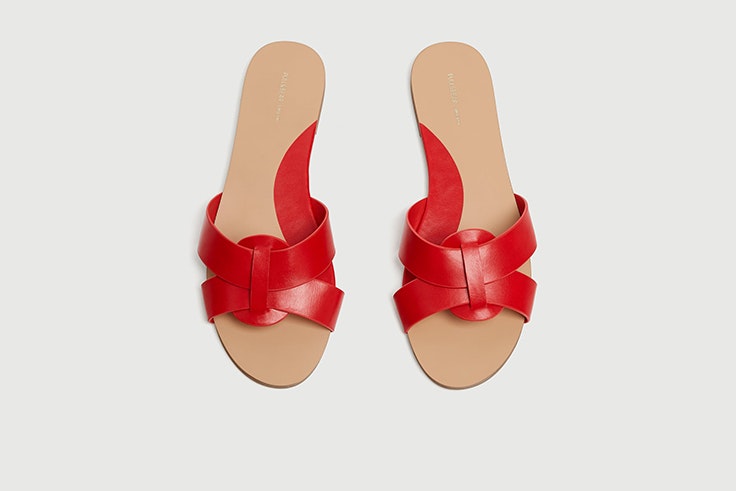 Sandalias planas tipo pala en rojo de Pull & Bear
