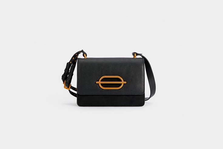 bolso negro parfois el estilo de María Bernad