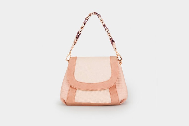 bolso color rosa cadena parfois