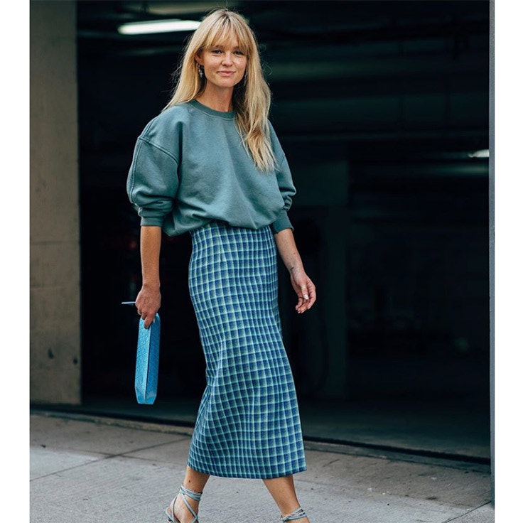 jeanette madsen estilo instagram faldas midi en color azul