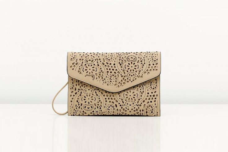 bolso tipo sobre beige troquelado misako