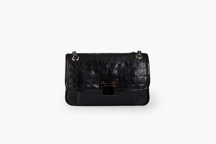 bolso bandolera negro con cadena de paco martinez Lucía Bárcena