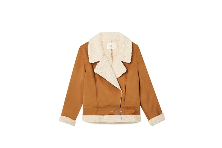 cazadora biker camel con borreguito de Stradivarius Black Friday 2019