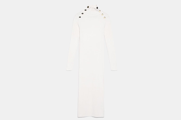 Vestido de punto en color blanco con detalle de botones de Zara