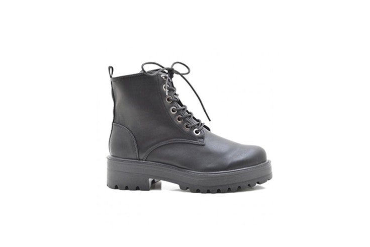 bota negra militar con cordones de Tino González Mary Lawless Lee