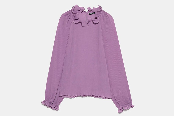 Blusa plisada con acabados de volantes de Zara