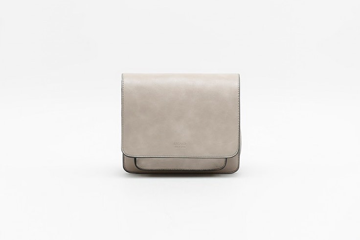 Bolso bandolera pequeño en color beige de Misako