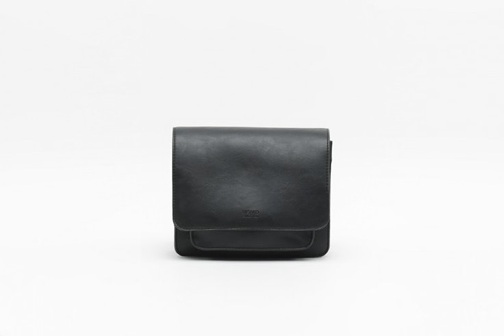 bolso bandolera pequeño color negro de Misako Olga Sicilia