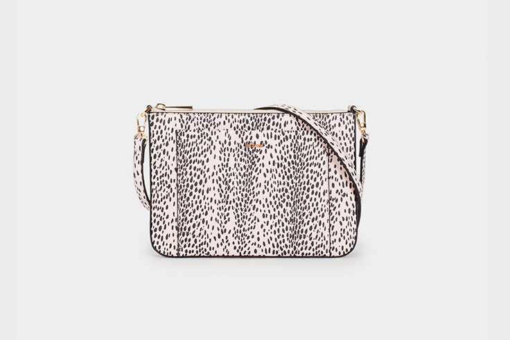 Bolso bandolera con estampado animal de Parfois