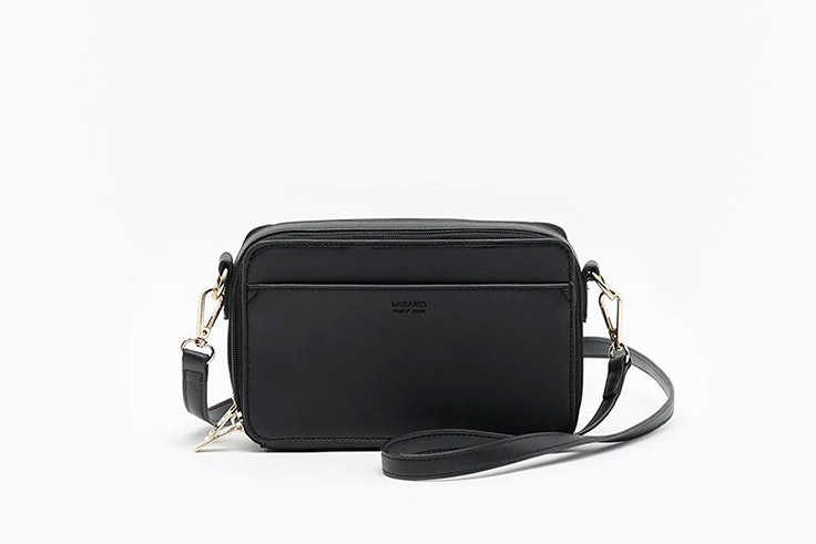Bolso bandolera en color negro de Misako