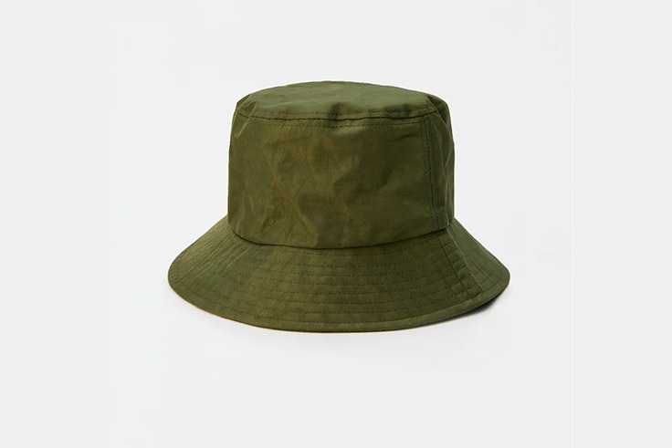 gorro bucket verde caqui pull and bear accesorios para el frío